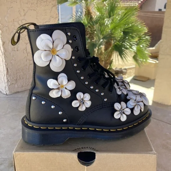 Dr. Martens Women's 1460 Pascal LIMITED EDITION 3D Flowers US 7 RARE & Unique!! - Picture 9 of 12